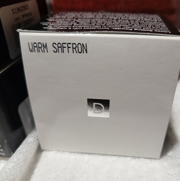 DERMABLEND PROFESSIONAL Loose Setting Powder 28g - 10z SHADE: WARM SAFFRON - Picture 3 of 5